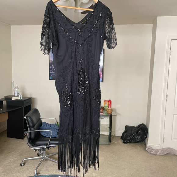Black sequins detailed dress with fringes at the bottom - Picture 2 of 4